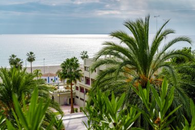 Nerja görünümü. İspanya tatil beldesi