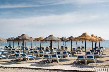 şemsiye plajda şezlonglar ile. Nerja, İspanya