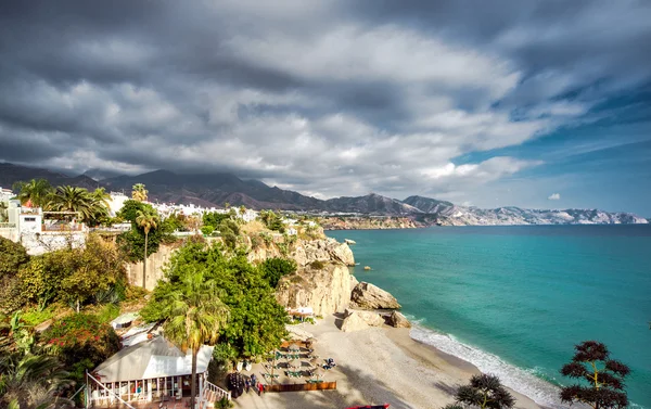 Plaży Calahonda położony jest w centrum miasta nerja. Hiszpania — Zdjęcie stockowe