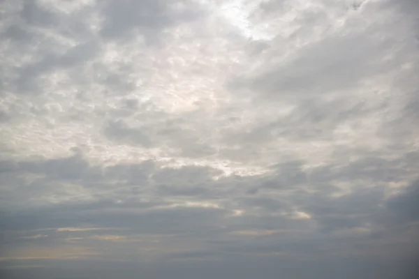 Сірі хмари в небі — стокове фото