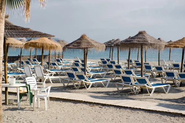 Şemsiye plajda şezlonglar ile. Nerja, İspanya — Stok fotoğraf