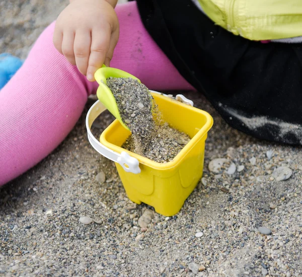 Plastik kürek ve basket oynayan bebek — Stok fotoğraf