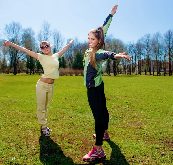 Filles souriantes sportives posant à l'extérieur — Photo