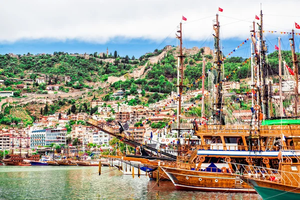 Pohled Kyzyl budete (červená věž) a přístav. Alanya, Turecko — Stock fotografie