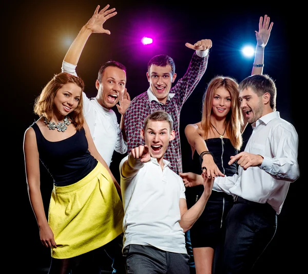 パーティーで踊る若い人々 の陽気なグループ — ストック写真