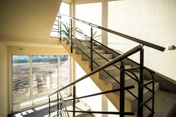 Treppenhaus in einem modernen Gebäude — Stockfoto