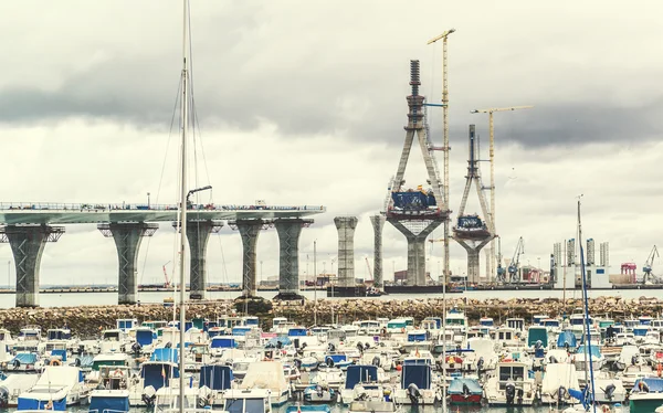 Puente de La Pepa sobre la bahía de Cádiz y el puerto. España — Foto de Stock