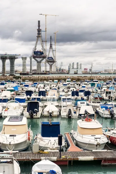 Puente de La Pepa sobre la bahía de Cádiz y el puerto. España — Foto de Stock