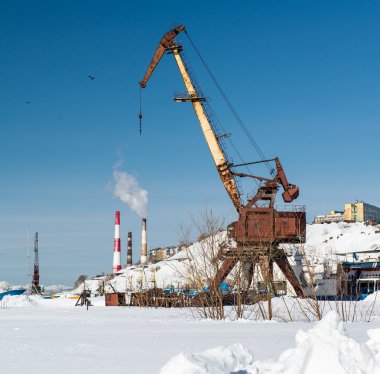 bir arka plan üzerinde enerji santralleri ve gemi mezarlığı üzerinde eski vinç.