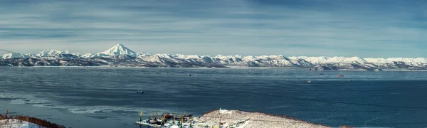 Panoramautsikt över vilyuchinsky vulkan och avacha bay — Stockfoto