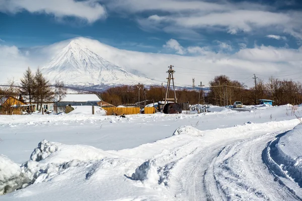 Korjakskaja vulkaan en de omliggende besneeuwde landschap — Stockfoto