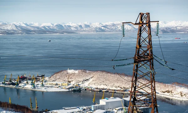 Vue sur la baie d'Avacha et la ligne électrique — Photo