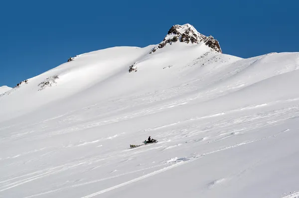 Vista del paso Pinachevsky y moto de nieve. Kamchatka. Rusia — Foto de Stock