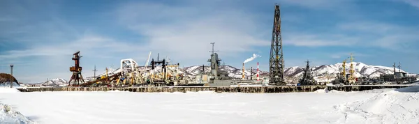 Panorámás kilátás nyílik a hadihajókra Petropavlovszk-Kamcsatszkij seaport — Stock Fotó