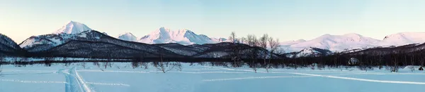 Lever de soleil sur le parc naturel de Nalychevo et le volcan Koryaksky — Photo