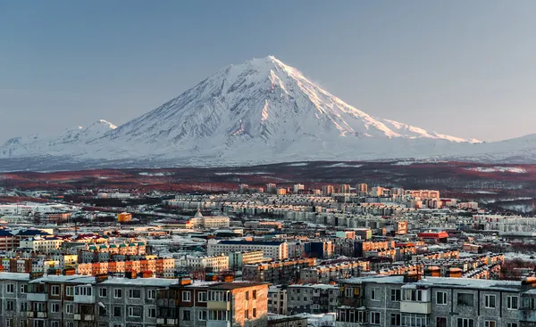 Paesaggio urbano Petropavlovsk-Kamchatsky e vulcano Koryaksky — Foto Stock