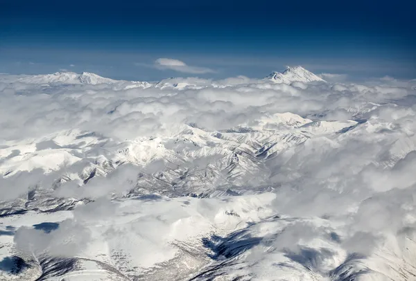 Cloudscape over Sopka en Avatsjinskaja Sopka vulkanen — Stockfoto