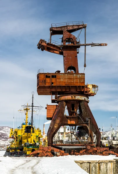 Grúa vieja en puerto marítimo —  Fotos de Stock