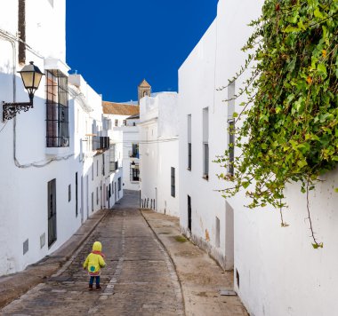Bebek vejer de la frontera dar sokakta yürürken