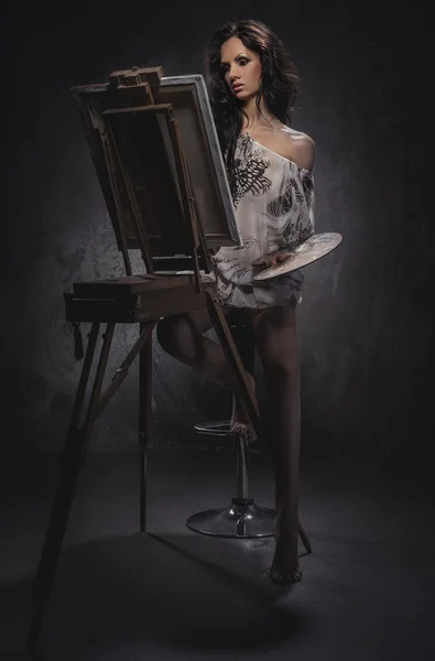 Sexy Frau Malerei, Atelieraufnahme — Stockfoto