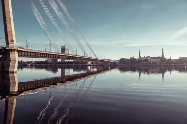 Askılı köprü üzerinden daugava Nehri Riga, Letonya.