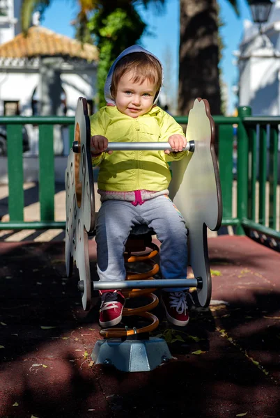 Bahçesi bölgede oynayan bebek kız — Stok fotoğraf