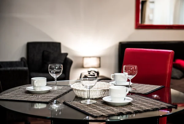 Table à manger avec les tasses à café vides et les verres — Photo