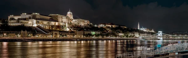 Panorama Zamku Królewskiego pałacu lub buda w nocy. Budapest, Węgry — Zdjęcie stockowe