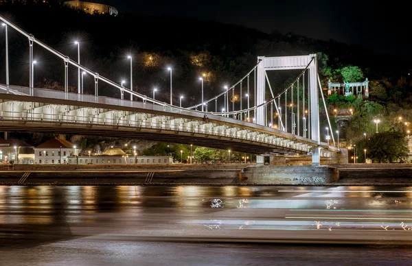 Vista nocturna del Puente de Isabel (Erzsebet escondido). Budapest, Hungría —  Fotos de Stock