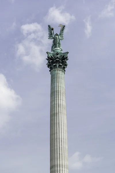 Αρχάγγελος Γαβριήλ άγαλμα. Πλατεία Ηρώων, Βουδαπέστη. Ουγγαρία — Φωτογραφία Αρχείου