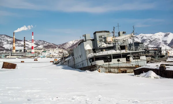 Vista de los buques abandonados Petropavlovsk-Kamchatsky y la central eléctrica — Foto de Stock