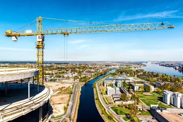 Grúa torre en obra. Ciudad de Riga, Letonia —  Fotos de Stock