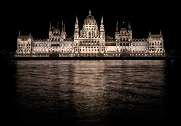 Edificio del Parlamento húngaro por la noche. Budapest, Hungría — Foto de Stock