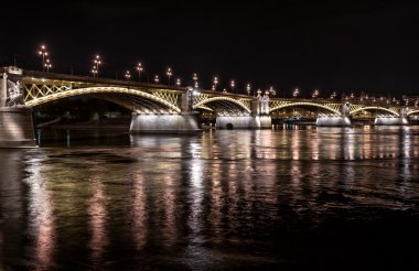 Tuna Nehri tarafından gece Margaret Köprüsü. Budapeşte, Macaristan