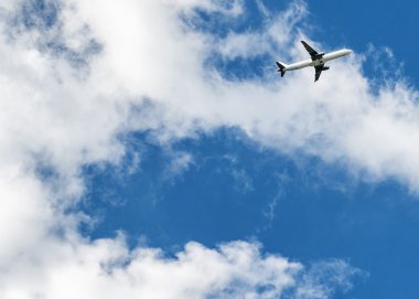 bulutlu gökyüzü arka plan üzerinde uçak