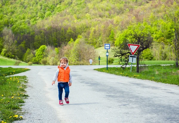 Bebê andando na estrada — Fotografia de Stock