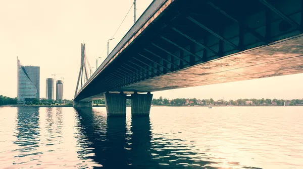 Pont à haubans traversant la rivière Daugava à Riga, Lettonie . — Photo