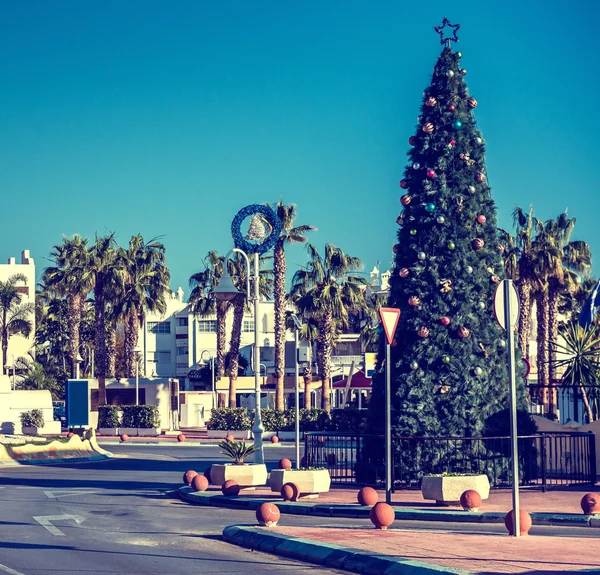 Choinka na zewnątrz. Miasto Benalmadena, malaga. Południowa Hiszpania — Zdjęcie stockowe