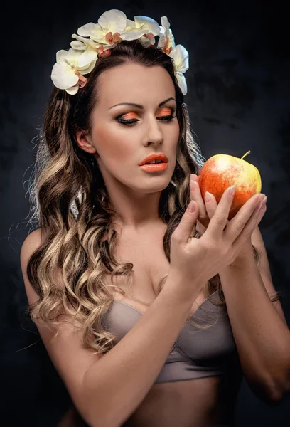 Hermosa mujer seductora con manzana, foto conceptual — Foto de Stock