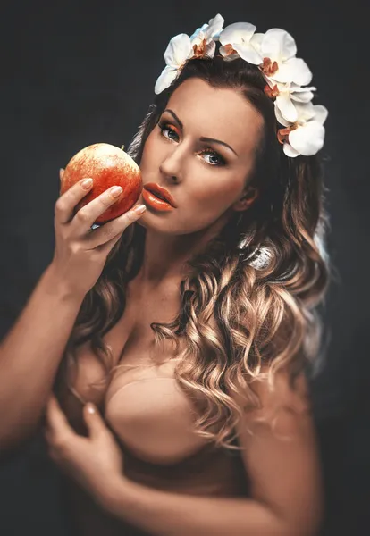 Piękna kobieta kusząca z jabłkiem, koncepcyjne zdjęcia — Zdjęcie stockowe