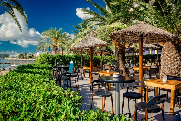 Restaurante vazio ao ar livre em Ibiza, leste da Espanha — Fotografia de Stock