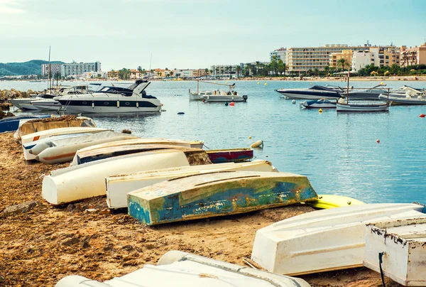 Ibiza boş beach eski tekneler. Balearic Islands, İspanya — Stok fotoğraf