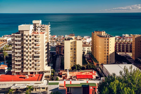 Küstenarchitektur der Stadt Torremolinos. Spanien — Stockfoto