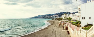 boş plaj Panoraması. Nerja, İspanya