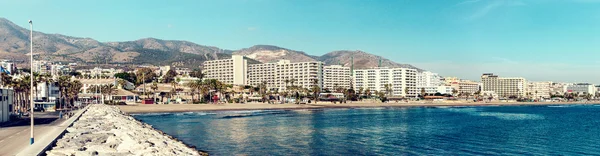 Hermosa vista de día de la costa de Benalmádena. Málaga, España — Foto de Stock