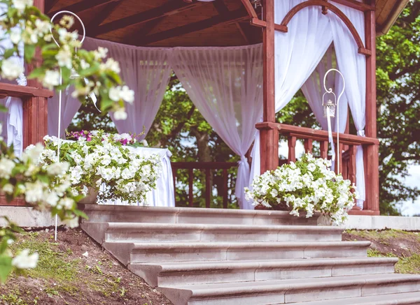 Hermoso cenador de boda con decoración de flores — Foto de Stock