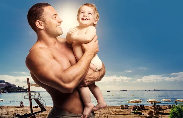 Loving father with daughter against beach background — Stock Photo, Image