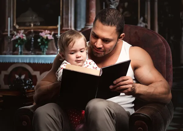 Father reading book to daughter — Stock Photo, Image