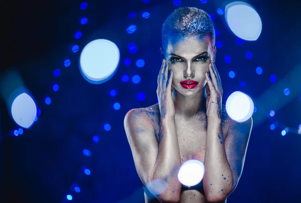 Belle femme avec maquillage créatif — Photo