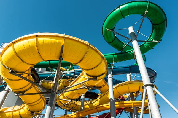 Тубусні слайди в аквапарку на тлі блакитного неба — стокове фото